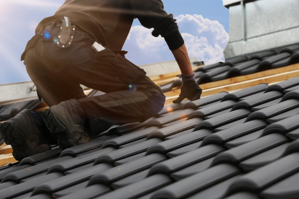 Travaux de toiture, nouveau rev&ecirc;tement d'un toit en tuiles