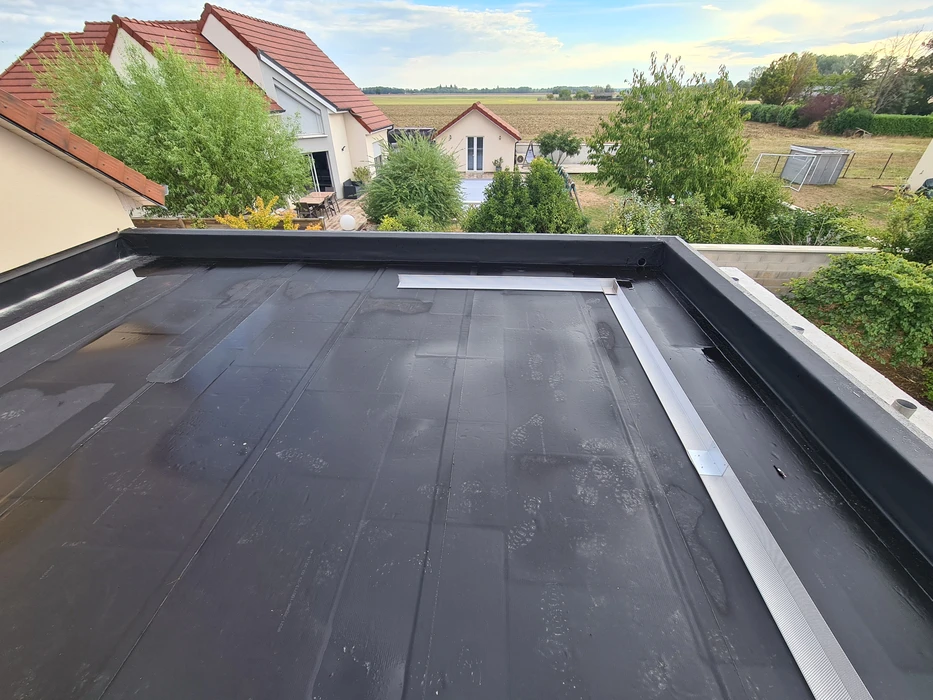 Scène extérieure d'une toiture en hiver avec lucarne vitrée sur versant enneigé