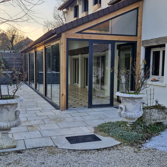 Toiture résidentielle avec tuiles plates en ardoise naturelle grise disposées en rangées chevauchantes