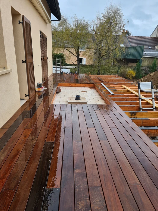 Intérieur de bâtiment en construction avec structure bois apparente, poutres et solives exposées