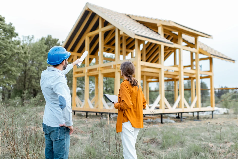 Ext&eacute;rieur d'une maison moderne avec extension en bois