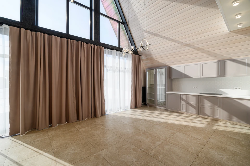 Maison contemporaine avec extension vitrée en bois, terrasse en lames et escaliers extérieurs
