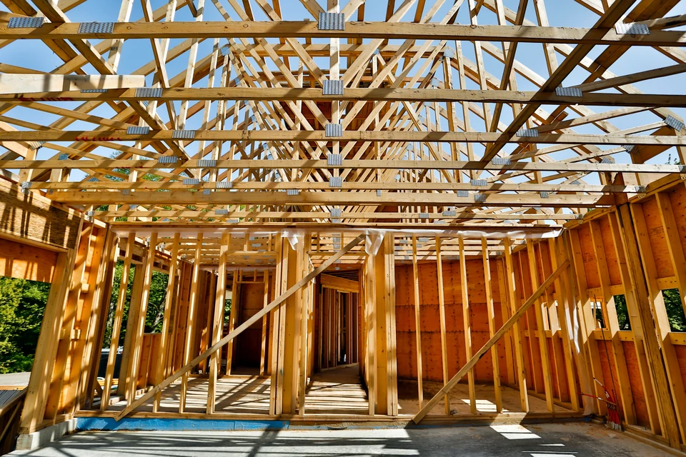 Artisan menuisier travaillant dans son atelier, concentré sur le façonnage du bois avec des outils manuels