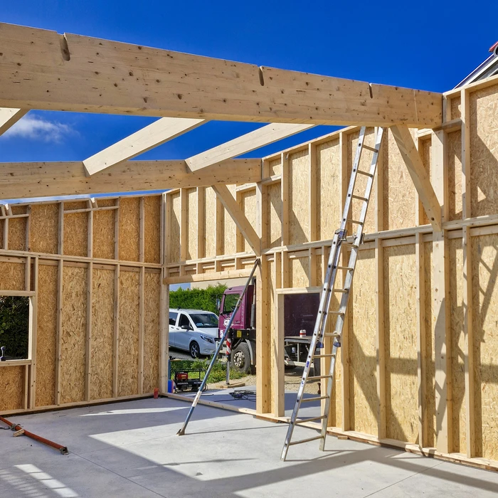Rénovation intérieure d'une maison en coupe transversale montrant transformation complète