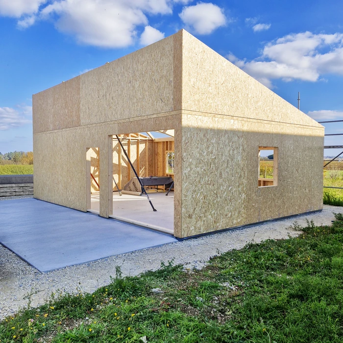 Chantier de construction isolant thermiquement la maison de charpente en bois