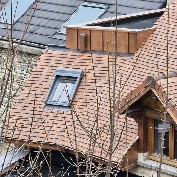 Chantier de rénovation extérieure avec ouvriers en vestes haute visibilité jaunes sur échafaudages métalliques