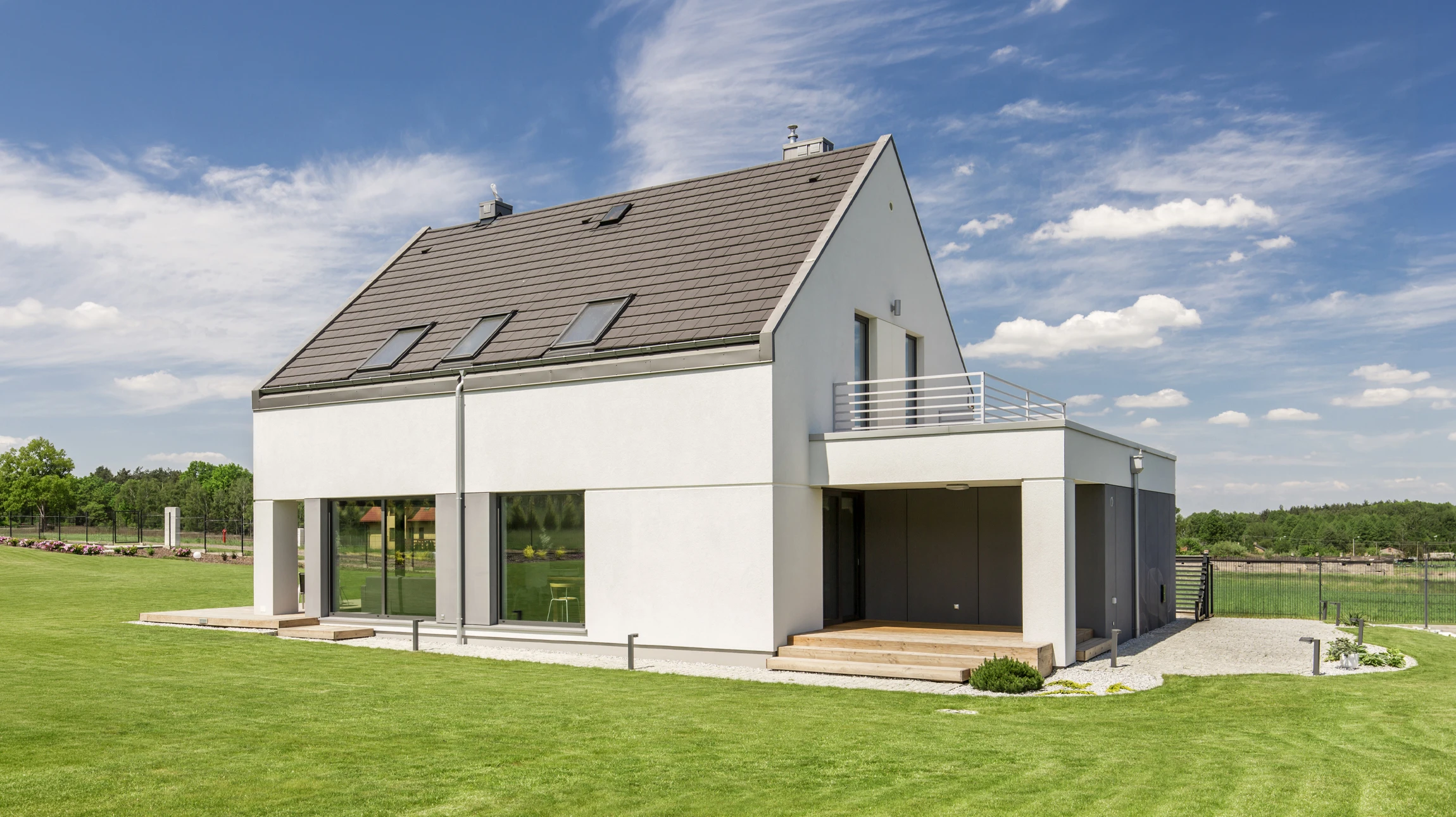 Couvreur professionnel installant des tuiles terre cuite sur toiture en pente