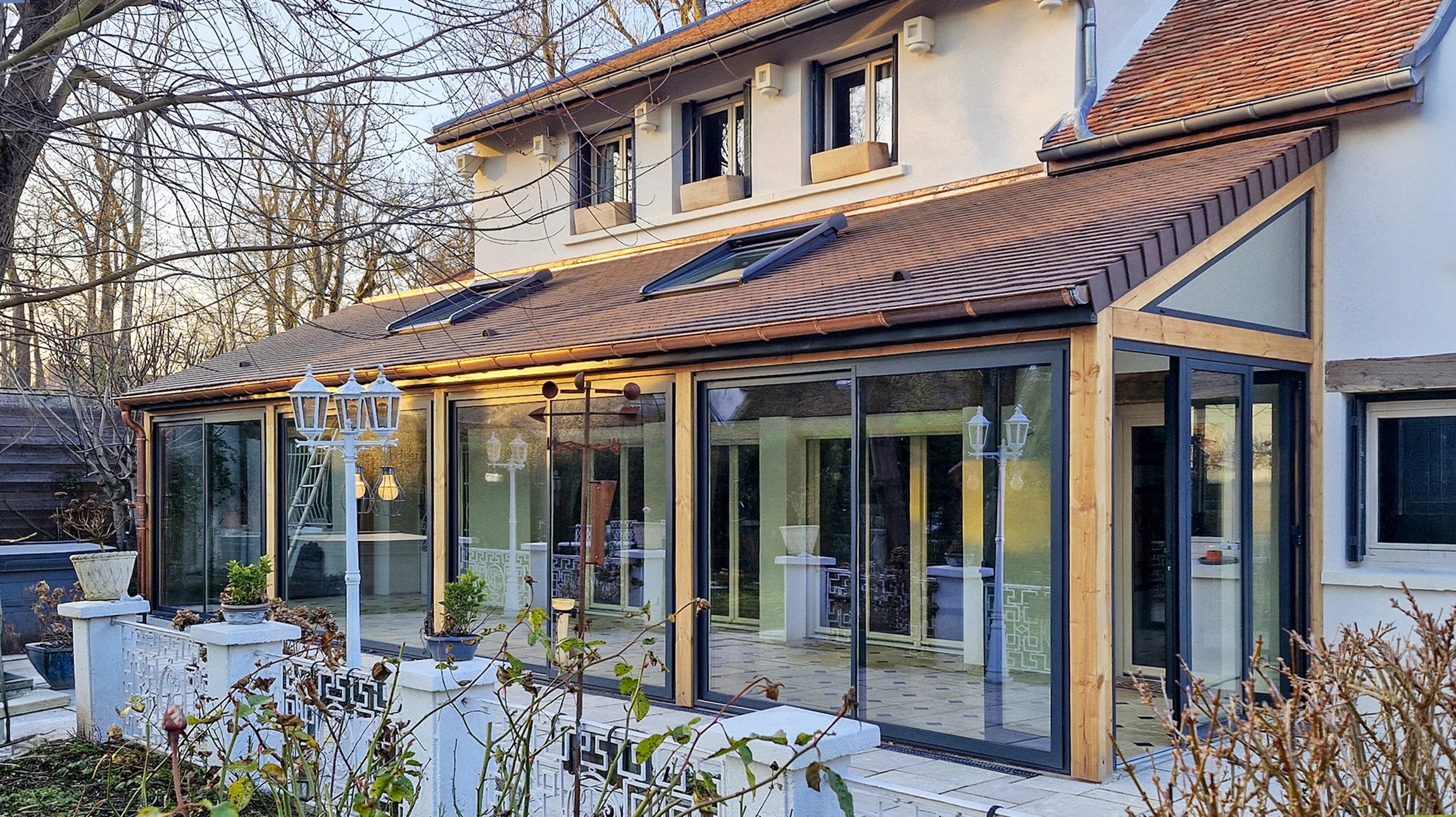 Toiture ancienne en ardoises avec lucarne &agrave; fen&ecirc;tre en bois