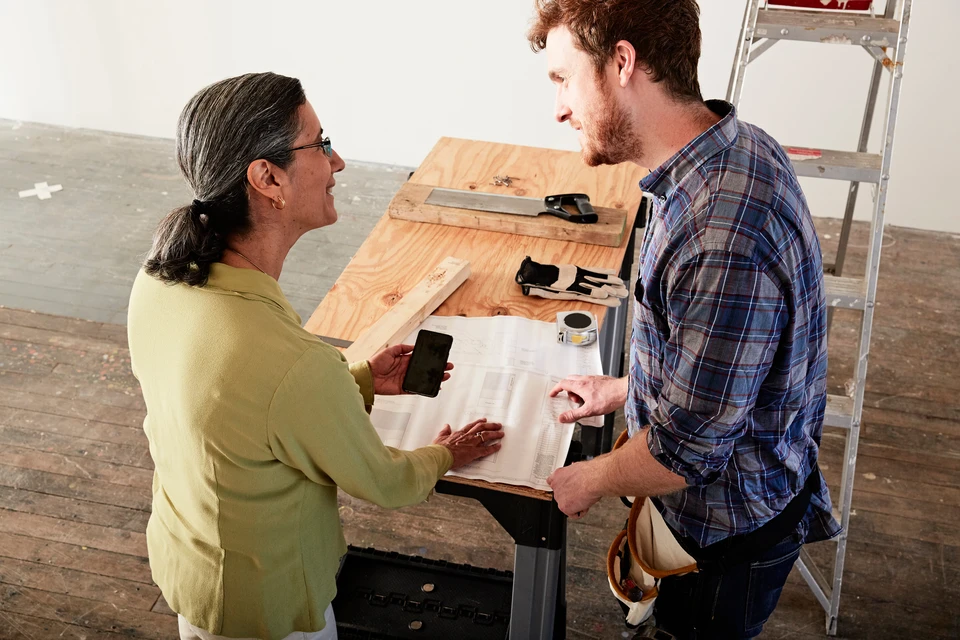 portrait d'un charpentier professionnel dans son atelier
