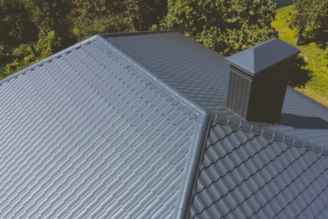 Chantier de construction extérieur d'une maison à ossature bois en cours d'édification